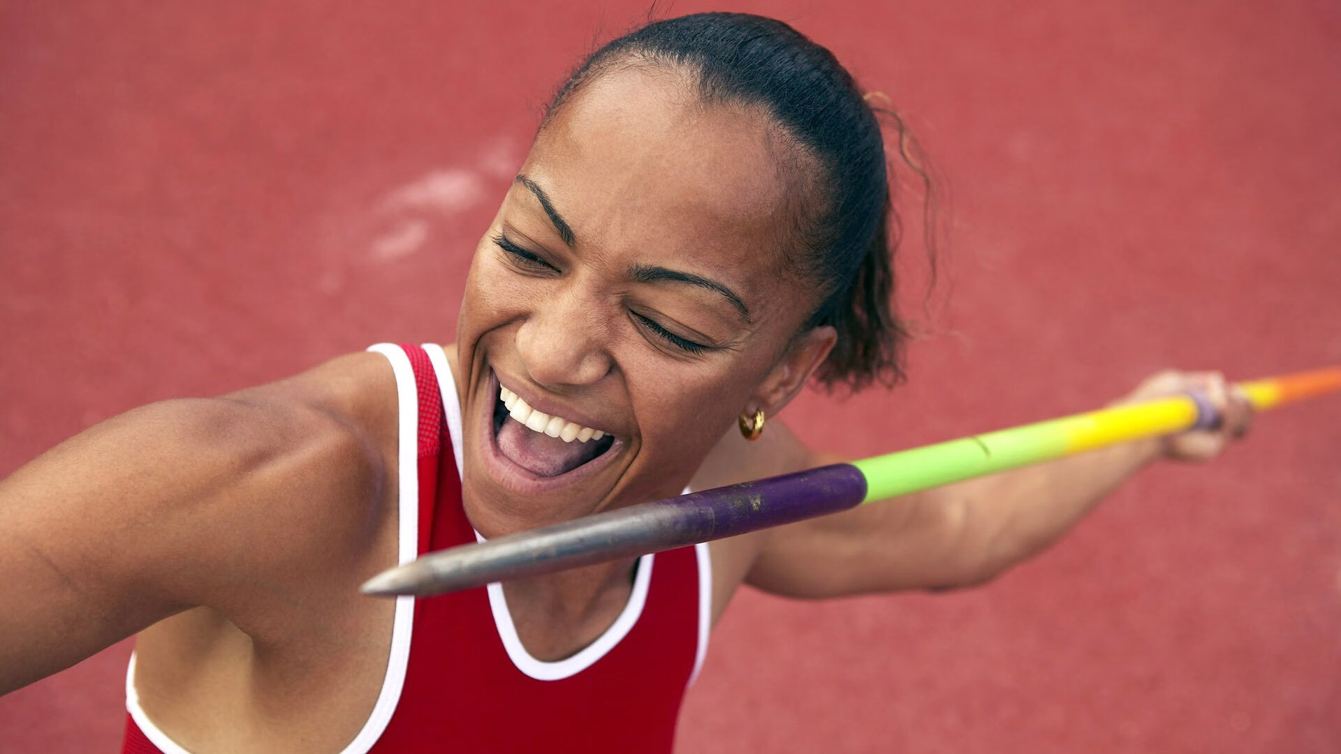 田径“赤脚沙坑起跳赛” 强调脚掌爆发力